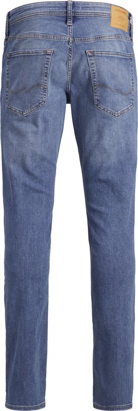Achterkant van een man in een lichte wassing jeans met bruine stiksels.