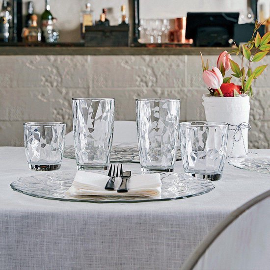 Vier Bormioli Rocco Diamond glazen in verschillende groottes op een gedekte tafel met servetten en bestek.
