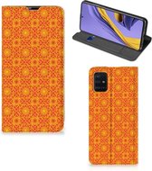 Geschikt voor Samsung Galaxy A51 Hoesje met Magneet Batik Orange
