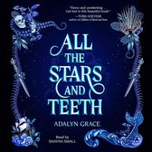 Boekomslag: 'All The Stars And Teeth' door Adalyn Grace, met sierlijke tekst, een schedel, tentakels, een zeilschip, en een zeemeerminnenstaart.