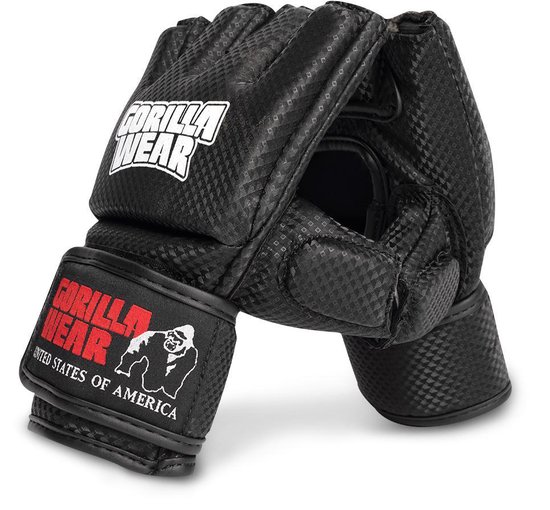 Paar zwarte Gorilla Wear MMA handschoenen met open vingers. De handschoenen hebben een textuur met kleine ruiten en witte GORILLA WEAR tekst op de rug. De polsbanden zijn voorzien van een patch met rode GORILLA WEAR tekst en aaplogo.