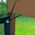 Zwart net met metalen ringen bevestigd aan een bruin houten frame, in een tuin.