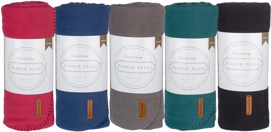 Opgerolde plaids in rood, blauw, grijs, groen en zwart.