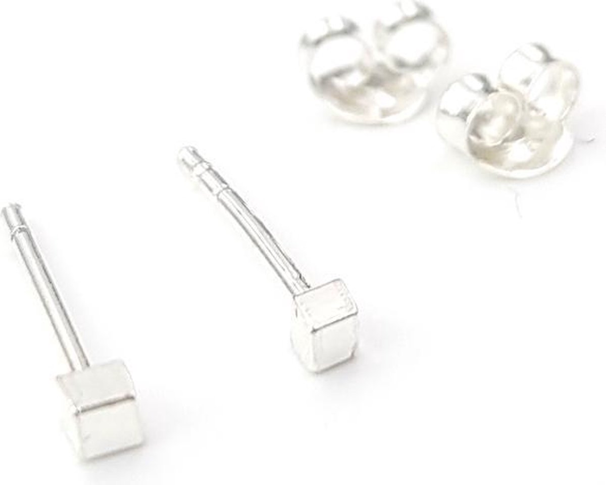 Zilveren oorknopjes met klein vierkant knopje - kubus - 2 mm