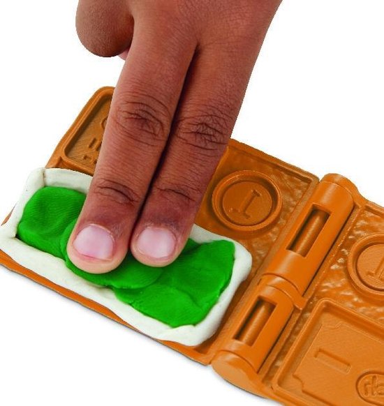 Kind vingers maken groen Play-Doh geld in een bruine portemonnee.