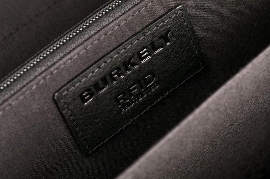 Detailopname van het stoffen label in de portemonnee met BURKELY RFID PROTECTION.