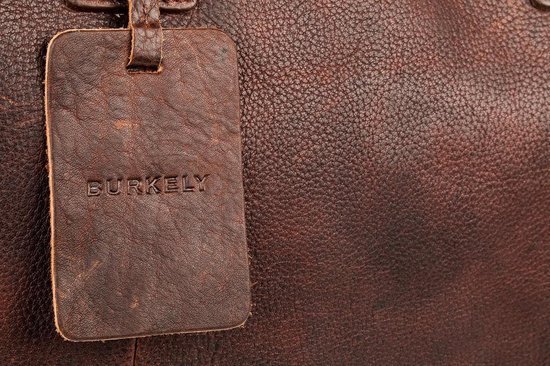 Bruin lederen label met de merknaam 'BURKELY' erop gedrukt.