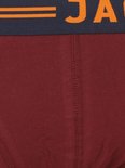 Donkerrode onderbroek met aan de bovenzijde een donkerblauwe elastische band met oranje strepen en het logo 'JACK&JONES'.