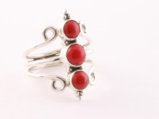 Opengewerkte zilveren ring met 3 rode koraal stenen - maat 16