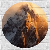 Muursticker Cirkel - Berg - Sneeuw - Zonlicht - 50x50 cm Foto op Muursticker