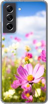 Geschikt voor Samsung Galaxy S21 FE hoesje - Bloemen - Wei - Paars - Gras - Wit - Wolken - Blauw - Siliconen Telefoonhoesje