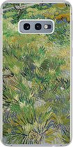 Geschikt voor Samsung Galaxy S10e hoesje - Grasveld met bloemen en vlinders - Vincent van Gogh - Siliconen Telefoonhoesje