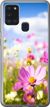 Geschikt voor Samsung Galaxy A21s hoesje - Bloemen - Wei - Paars - Gras - Wit - Wolken - Blauw - Siliconen Telefoonhoesje