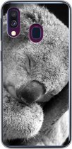 Geschikt voor Samsung Galaxy A40 hoesje - Slapende koala op zwarte achtergrond in zwart-wit - Siliconen Telefoonhoesje