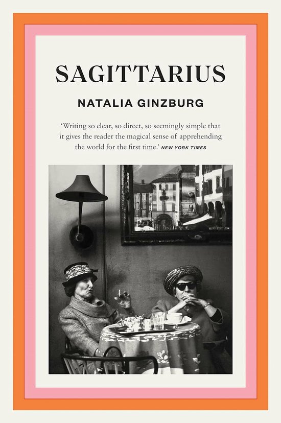 Boek "Sagittarius" van Natalia Ginzburg. Twee vrouwen in vintage kleding zitten aan een tafel. Oranje en roze kader.