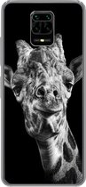 Geschikt voor Xiaomi Redmi Note 10 Lite hoesje - Giraffe tegen zwarte achtergrond in zwart-wit - Siliconen Telefoonhoesje