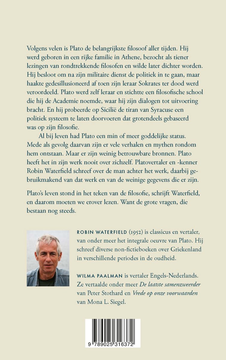 Boekomslag met tekst en een portret van een oudere man. Inclusief een ISBN-streepjescode.