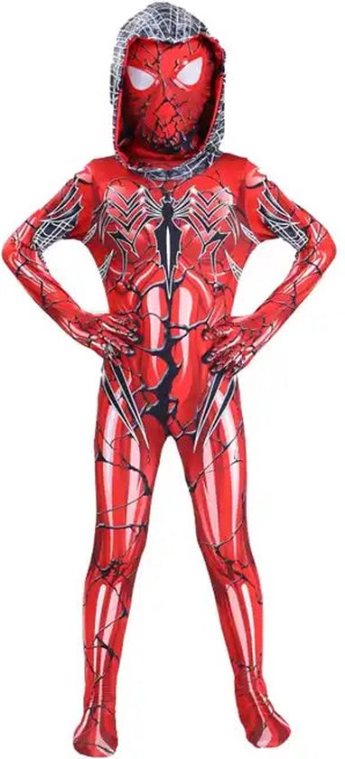 Een kind in een rood Spider-Man-kostuum met capuchon, zwarte spinnenwebdetails en gebarsten rode patronen, met handen op de heupen.