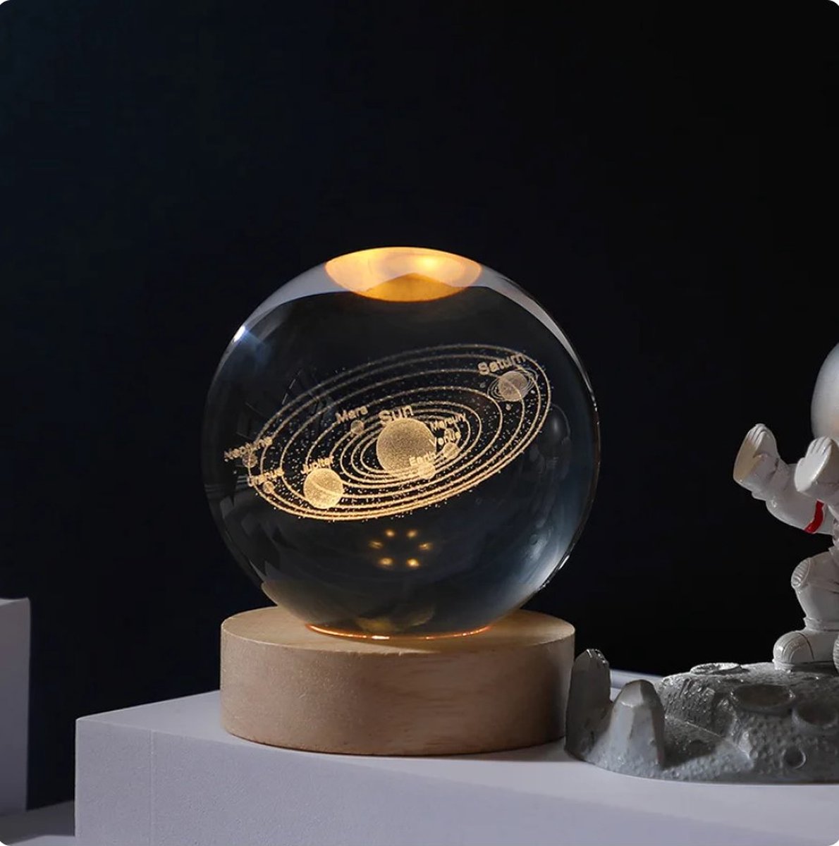 JouwBeer - 3D Kristallen glazen Bol - Hout - LED - Tafellamp - Sterrenlamp - Maan lamp - Nachtlampje - Cadeau voor hem / haar - Planeten + namen