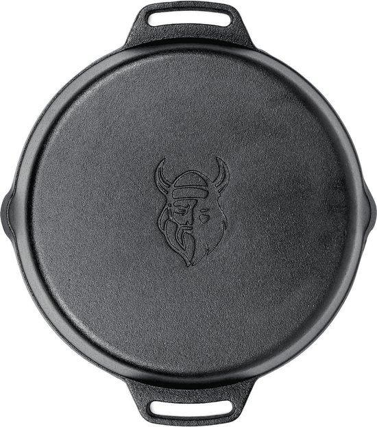 Zwarte gietijzeren deksel met een reliëf van een Viking-hoofd, passend op een pan.