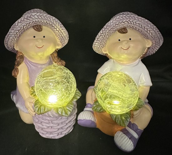 Polyresin solarlampen "Meisje + jongen met bol zittend" - Set van 2 stuks - lavendel kleurig - Staand model - hoogte 15 x 14 x 9 cm - Met LED - Tuindecoratie - Tuinverlichting