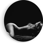 Artaza Forex Muurcirkel Vrouw Naakt in Bed - Erotiek - Zwart Wit - 50x50 cm - Klein - Wandcirkel - Rond Schilderij - Muurdecoratie Cirkel