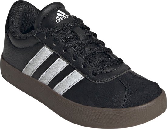 Zwarte adidas sneakers met witte strepen en bruine zool.