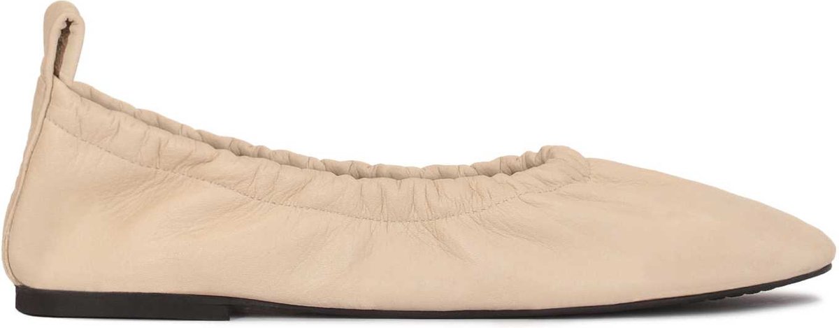 Ballerina's van beige leer met elastiek aan de bovenkant