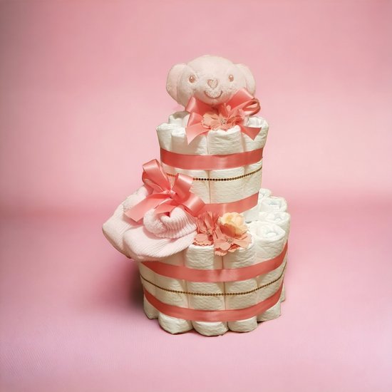 Foto: Luiertaart met roze beer pampers roze slofjes kraamcadeau voor een meisje