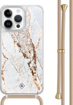 Casimoda® hoesje met beige koord - Geschikt voor iPhone 14 Pro Max - Marmer Goud - Afneembaar koord - TPU/polycarbonaat - Bruin/beige