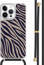 Casimoda® hoesje met zwart koord - Geschikt voor iPhone 14 Pro Max - Chevron Navy - Afneembaar koord - TPU/polycarbonaat - Blauw