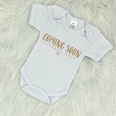Aankondiging zwangerschap rompertje 'Coming soon - October 2024' - Wit met goud - Zwangerschap aankondiging - Zwanger - Pregnancy announcement - Baby aankondiging - Oktober - Romper