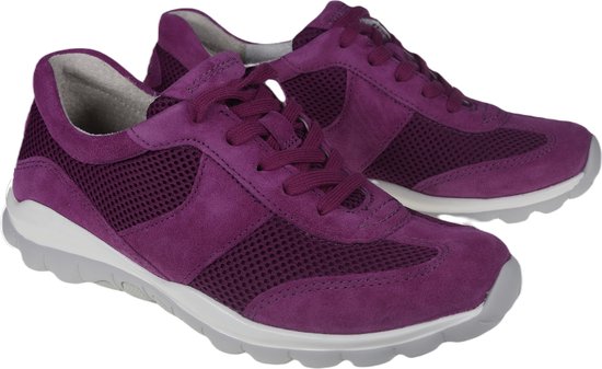 Paar paarse Gabor dames sneakers met veters en mesh details. Grijze zolen.