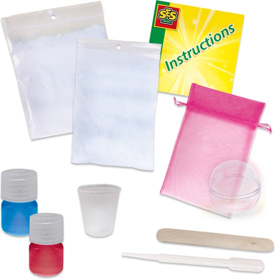 Knutselspecifieke items: twee zakjes wit poeder, twee flesjes blauwe en rode vloeistof, een witte beker, een roze netzakje, een halve bolvorm, een houten spatel en een pipet.