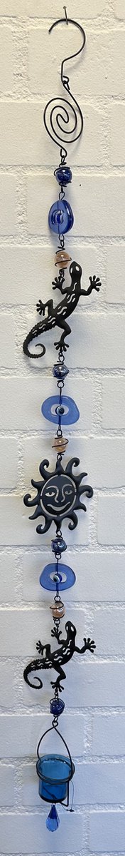 Deco theelichthouder "blauw oog + gecko en zon" met metalen ketting - zwarte ketting & blauwe glazen stenen - lengte 120 cm - exclusief theelicht - Woondecoratie - Theelichthouder - Woonaccessoires