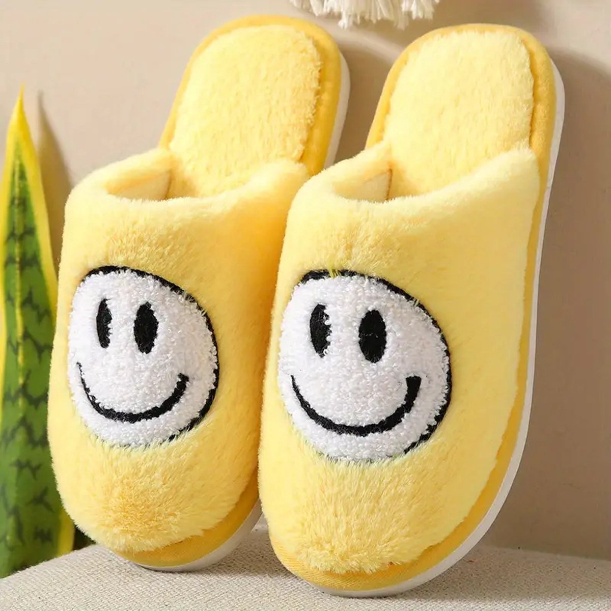 Happy Slippers -Smiley pantoffel - Smiley sloffen - Smiley Slippers - Pantoffels Dames & Heren - Happy Slippers - Lachende pantoffel - Sloffen -Sloffen met smiley - Emoji pantoffel - Emoji Slipper - Maat 37-38 - Oranje en Blauw