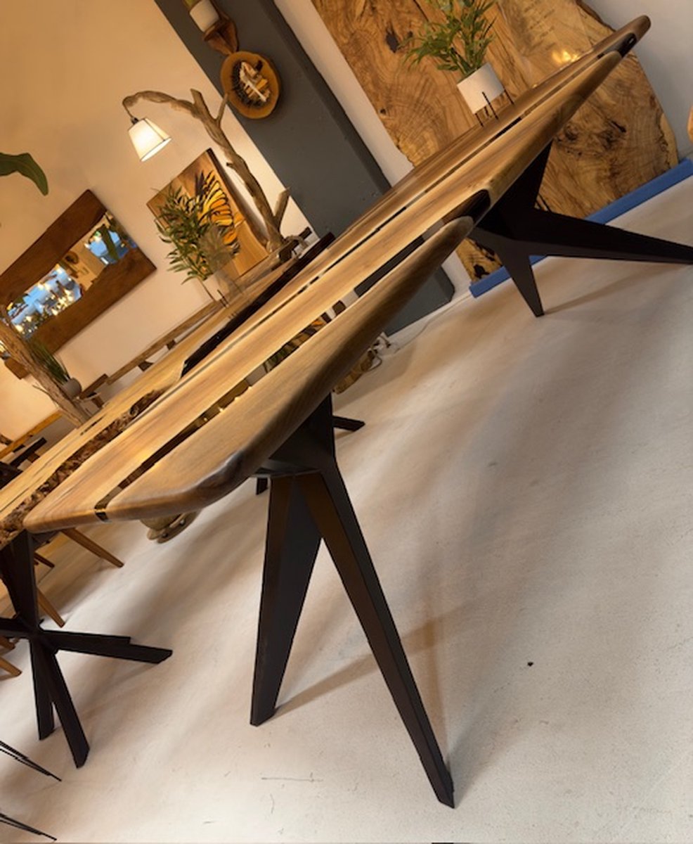 Arka Woods - Epoxy en walnoothout eettafel JESSICA