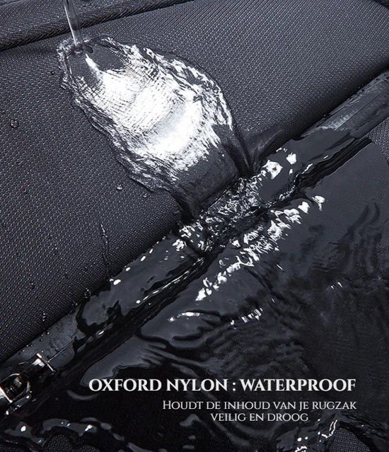 Waterproof test van de zwarte rugzak, gemaakt van Oxford nylon. Houdt de inhoud veilig en droog.