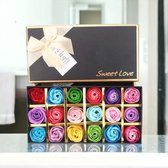 AliRose - Savons à la rose - Coffret cadeau de Luxe - 18 roses - Boîte mixte - Cadeau - Coffret cadeau
