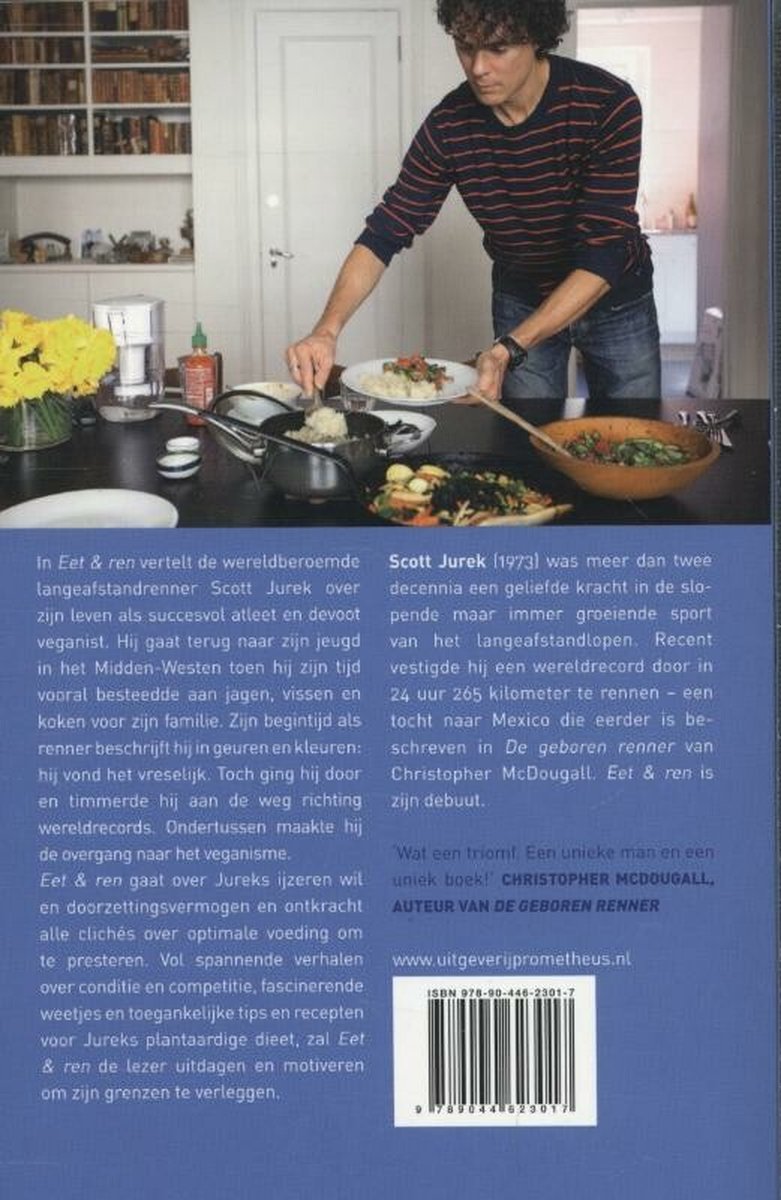 Man met donker krullend haar in gestreept shirt schept eten op zijn bord. Boek 'Eet & ren' door Scott Jurek.