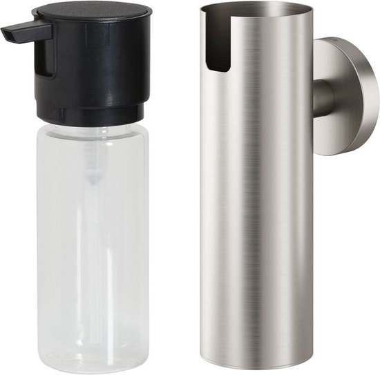 Geborstelde RVS zeepdispenserhouder naast een transparante plastic fles met zwarte pompdispenser.