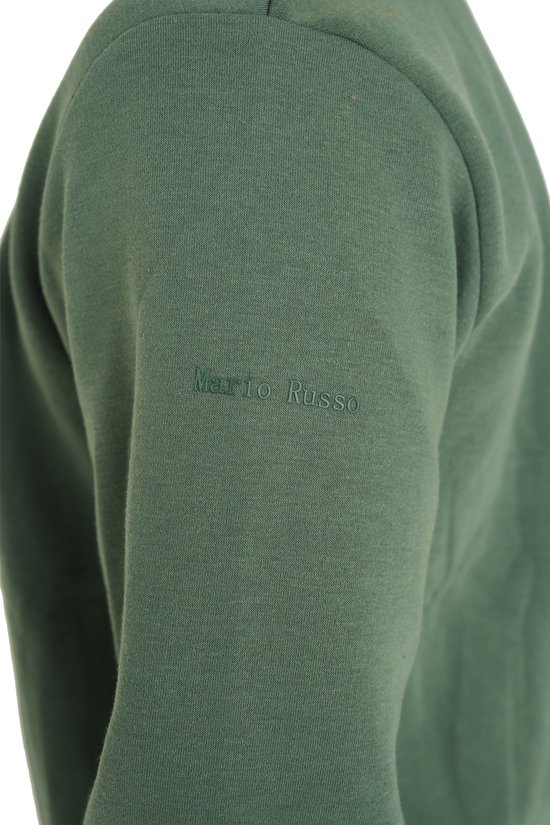 Close-up van een mosgroene sweater met de geborduurde tekst 'Mario Russo' op de linkermouw.