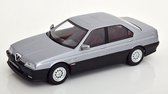 Het 1:18 Diecast-model van de Alfa Romeo 164 Q4 uit 1994 in zilvergrijs. De fabrikant van het schaalmodel is Triple9. Dit model is alleen online verkrijgbaar