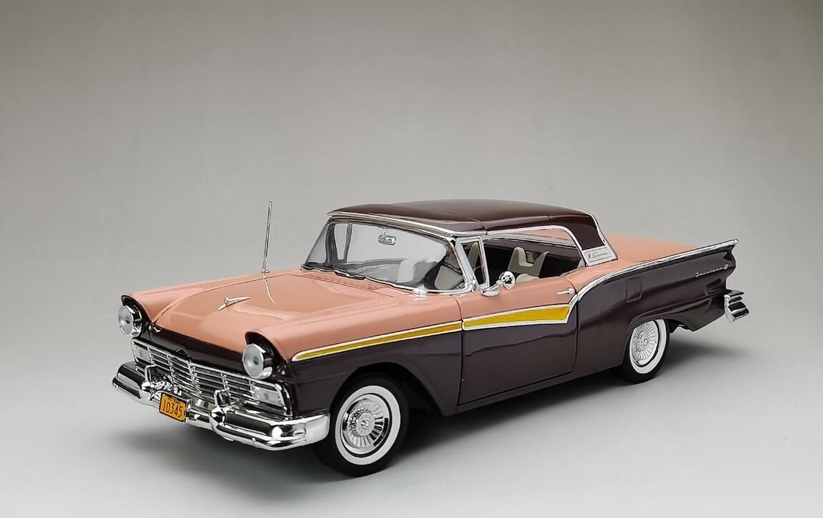 The 1:18 Diecast Modelcar of the Ford Fairlane 500 Skyliner Cabriolet of 1957 in Coral Sand. The manufacturer of the scalemodel is Sunstar. This model is only available online