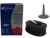 Schwalbe 20" fietsbanden doos, opgerolde binnenband en een los zilverkleurig ventiel.