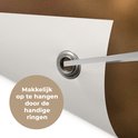 Gros plan d'une affiche de jardin avec un œillet, avec le texte 'Facile à accrocher grâce aux œillets pratiques'.