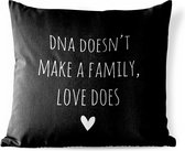 Buitenkussen Weerbestendig - Engelse quote "DNA doesn't make a family, love does" met een hartje op een zwarte achtergrond - 50x50 cm