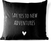 Sierkussen Buiten - Engelse quote "Say yes to new adventures" met een hartje tegen een zwarte achtergrond - 60x60 cm - Weerbestendig