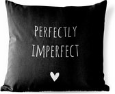 Buitenkussen Weerbestendig - Engelse quote "Perfectly imperfect" met een hartje op een zwarte achtergrond - 50x50 cm