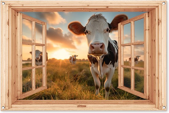 Tuinposter 120x80 cm - Tuindecoratie Koe - Doorkijk - Weiland - Dieren portret - Natuur - Koeien - Lichtbruin raam - Poster voor in de tuin - Buiten decoratie - Schutting tuinschilderij - Tuindoek muurdecoratie - Wanddecoratie balkondoek